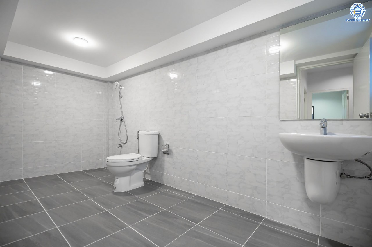 บ้านมือสองตกแต่งใหม่ ตกแต่งสไตล์ Nordic โครงการ กฤษดานคร18 บรมราชชนนี-พุทธมณฑลสาย3  เนื้อที่ 60 ตร.ว. บนพื้นที่ใช้สอยมากถึง 322 ตร.ม. อีกระดับของฟังก์ชัน 3 ห้องนอน 3 ห้องน้ำ 1 ห้องอเนกประสงค์ จอดรถได้ 3 คัน บรรยากาศสุด Private บนทำเลศักยภาพเชื่อมต่อหลายเส้นทาง ใกล้เซ็นทรัลปิ่นเกล้า ม.มหิดล และทางด่วน "ศรีรัช"